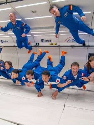 2 polsa astronauta projektowy esa slawosz uznanski wraz z kolezankami i kolegami z selekcji w bordeaux podczas serii lotow parabolicznych dzieki ktorym doswiadczyli warunkow mikrograwitacji scaled