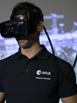 4 polsa esa slawosz szkoli sie w europejskim centrum astronautow przy uzyciu wirtualnej rzeczywistosci scaled